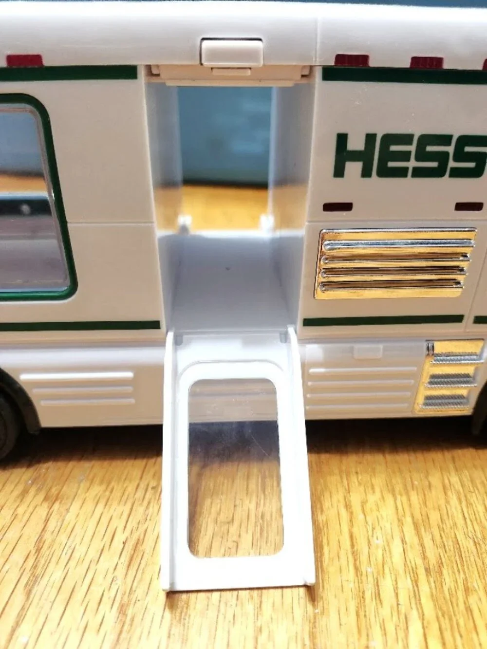 Hess 2018 RV with ATV & Motorbike Motorcycle race car lights sirens Collectible